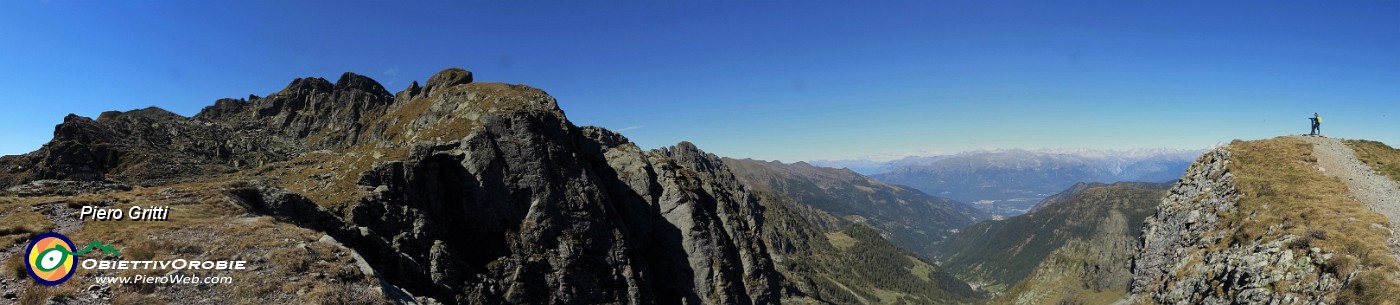 42 Rifugio Benigni (2222 m) vista verso la Valtellina e le Alpi.jpg